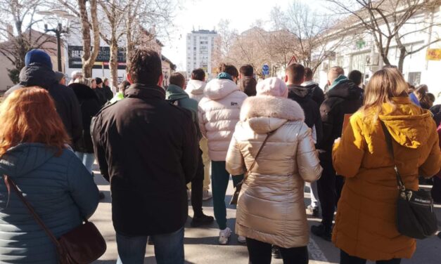 Először volt egyetemistákat támogató tüntetés Bácsfeketehegyen