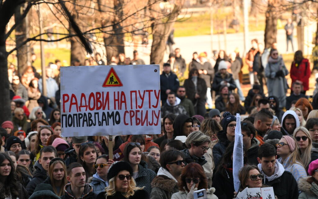 Könyveket cseréltek a tanárokkal, így tüntettek az Oktatási Minisztérium előtt a diákok
