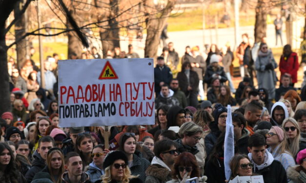 Könyveket cseréltek a tanárokkal, így tüntettek az Oktatási Minisztérium előtt a diákok