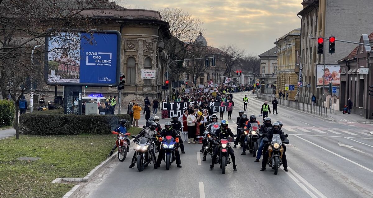 <span class="entry-title-primary">„Ébresztő! Végső ideje mindenkinek az utcára menni!”</span> <span class="entry-subtitle">Több ezren tüntettek vasárnap délután Szabadkán</span>