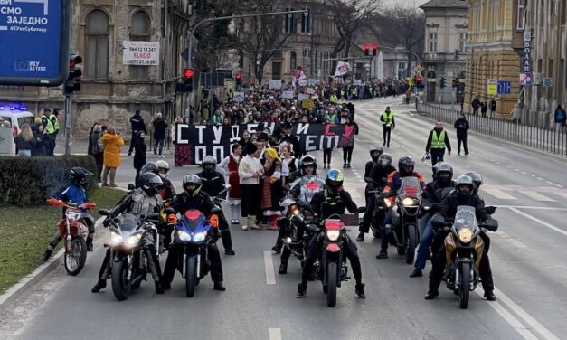 <span class="entry-title-primary">„Ébresztő! Végső ideje mindenkinek az utcára menni!”</span> <span class="entry-subtitle">Több ezren tüntettek vasárnap délután Szabadkán</span>