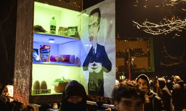 Van képünk hozzá – így zajlik a Szabadság-híd blokádja (Fotógaléria)