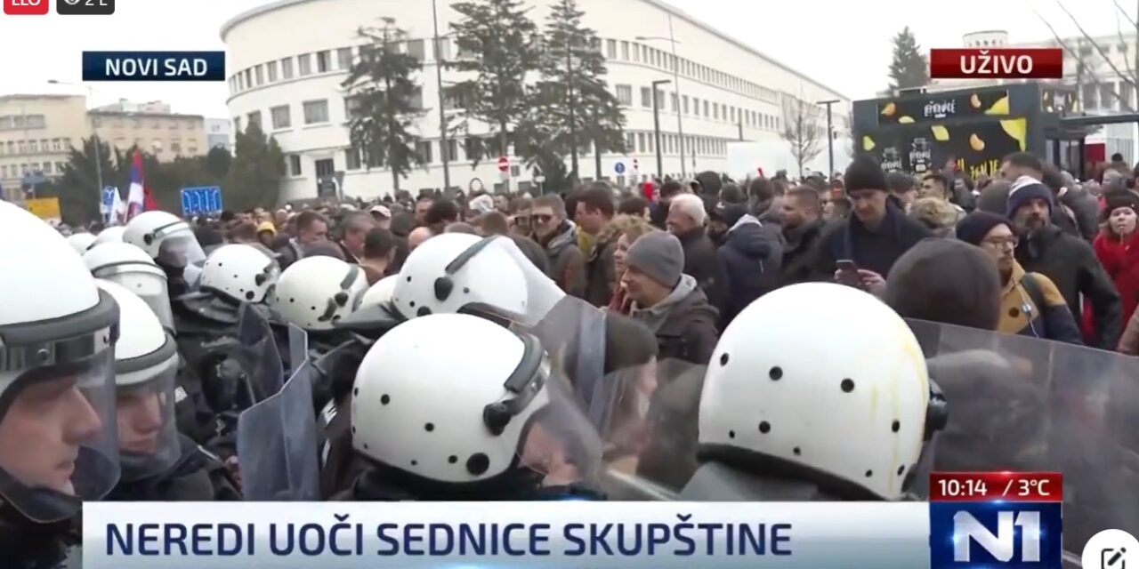 <span class="entry-title-primary">Tojással dobálták meg a rendőröket az újvidéki képviselő-testület előtt</span> <span class="entry-subtitle">Nem engedték be az ellenzéki képviselőket az ülésre</span>