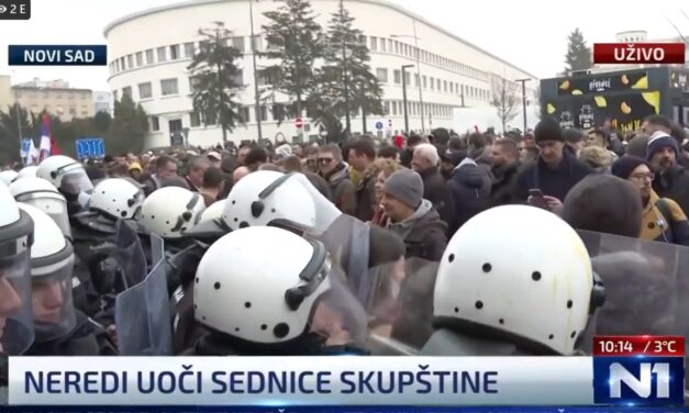 Tojással dobálták meg a rendőröket az újvidéki képviselő-testület előtt