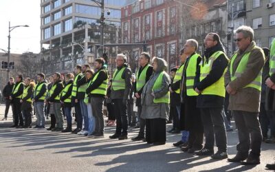 A Villamosmérnöki Kar professzorai álltak sorfalat a hallgatók előtt, így védték őket