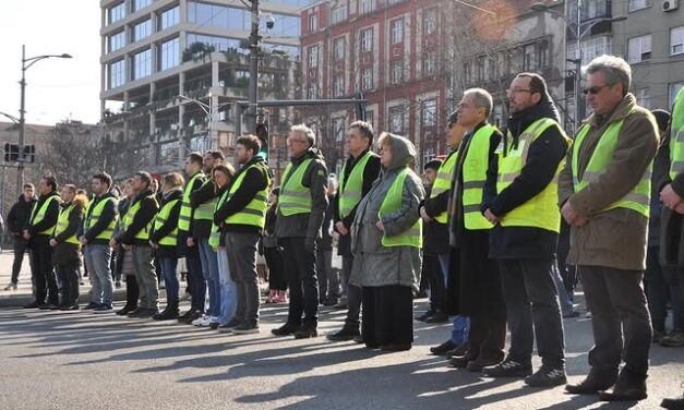 A Villamosmérnöki Kar professzorai álltak sorfalat a hallgatók előtt, így védték őket