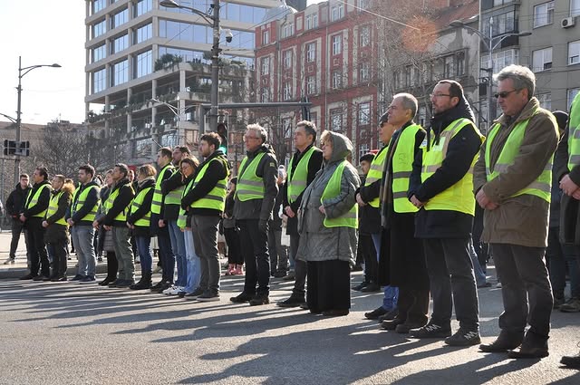 A Villamosmérnöki Kar professzorai álltak sorfalat a hallgatók előtt, így védték őket