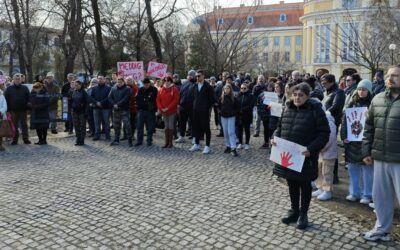 „A SNS gyilkol, a VMSZ asszisztál” feliratot festették a haladók zentai irodája elé