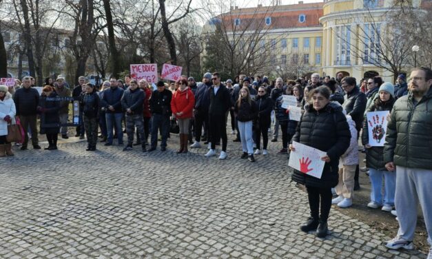 Eljárás indul két személy ellen, mert matricát ragasztottak a VMSZ irodájának táblájára