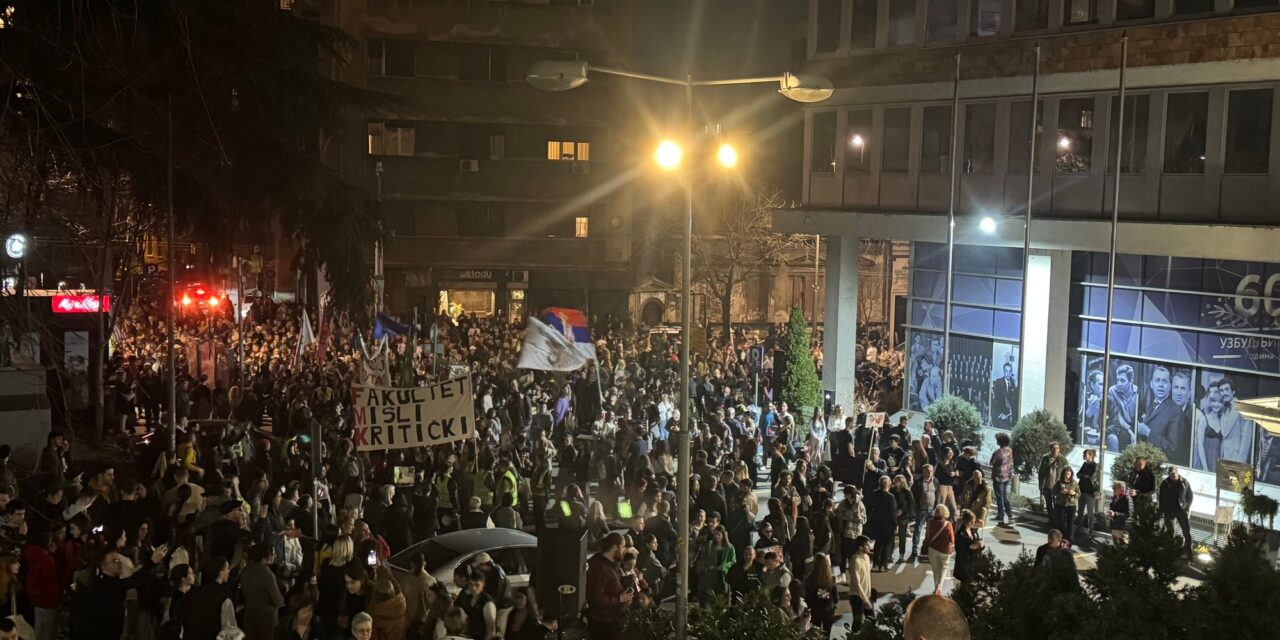 Tüntetés a Szerbiai Rádió és Televízió székházánál