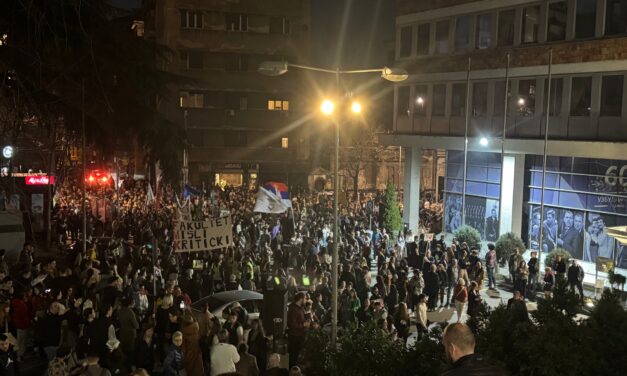 Tüntetés a Szerbiai Rádió és Televízió székházánál