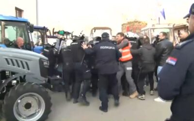 Összetűzésbe keveredtek a gazdák a rohamrendőrökkel (Videó)