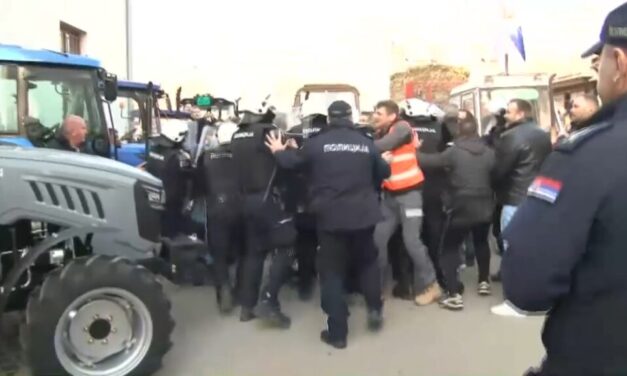 Összetűzésbe keveredtek a gazdák a rohamrendőrökkel (Videó)