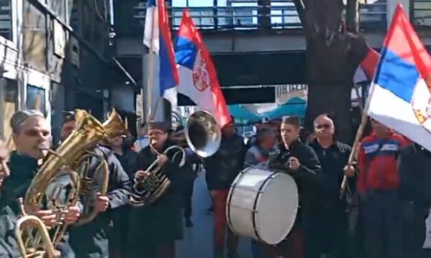 A haladók trombitazenekarral és középső ujjukkal ünnepelték a tizenhatodik áldozat halálát (Videó)