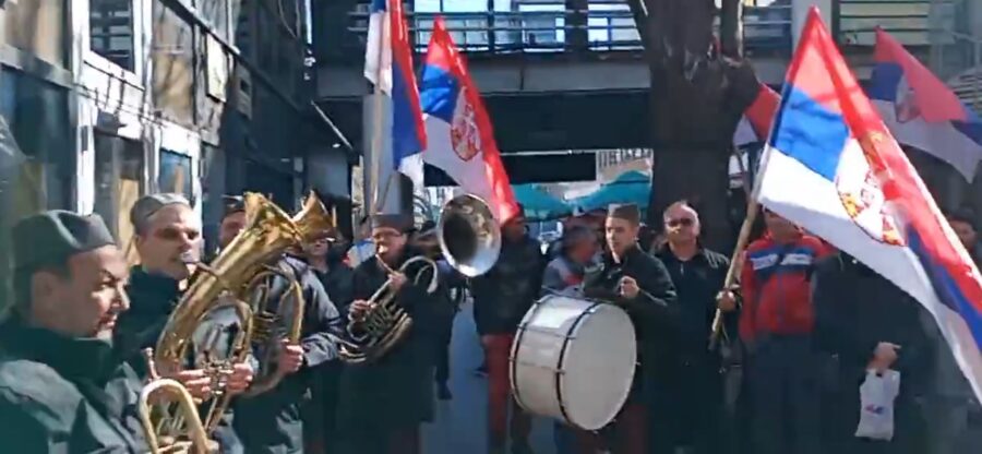 A haladók trombitazenekarral és középső ujjukkal ünnepelték a tizenhatodik áldozat halálát (Videó)
