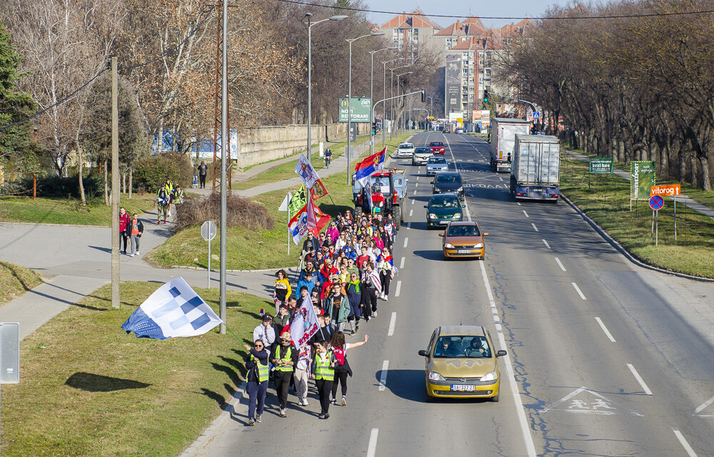 Így vonultak át Szabadkán a fővárosba tartó egyetemi hallgatók (Fotógaléria)