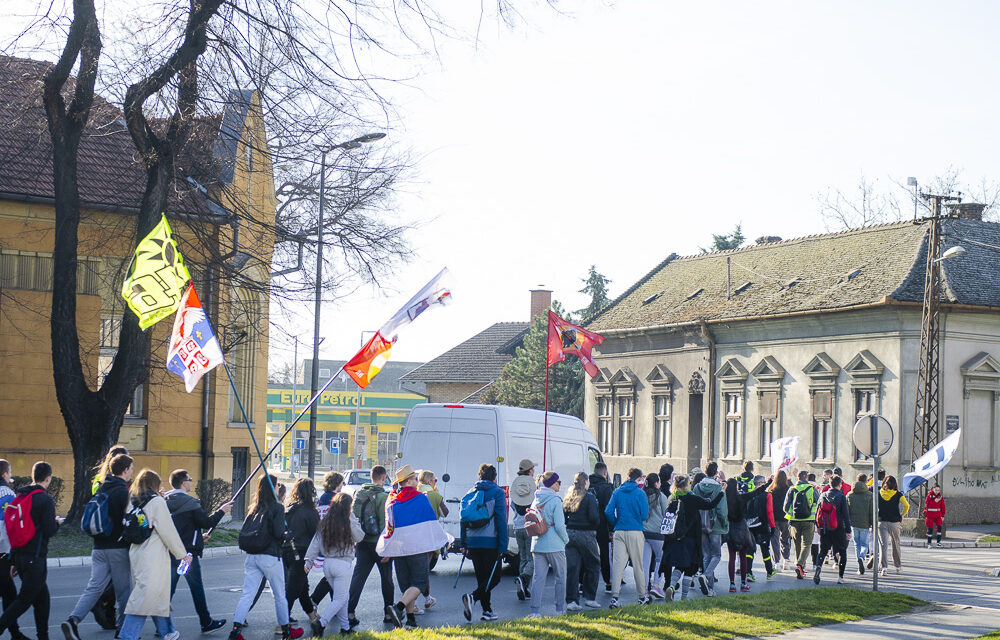 Gyalogló egyetemisták fogadása Szabadka főterén