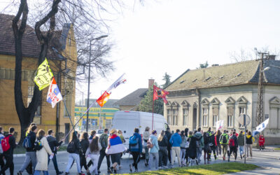 Gyalogló egyetemisták fogadása Szabadka főterén