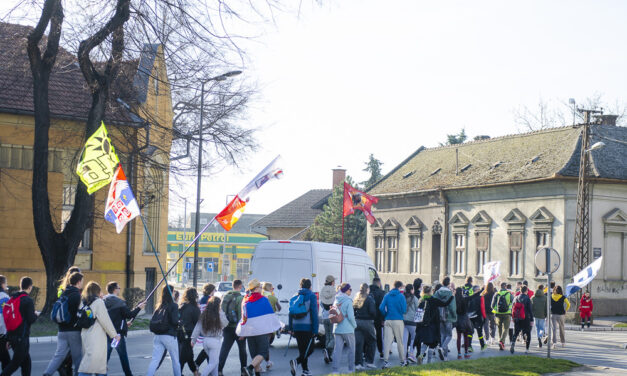 Gyalogló egyetemisták fogadása Szabadka főterén