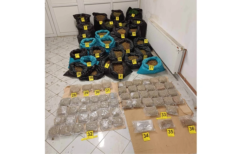 Zsákszámra tárolta a drogot egy kumándi férfi (Fotók)