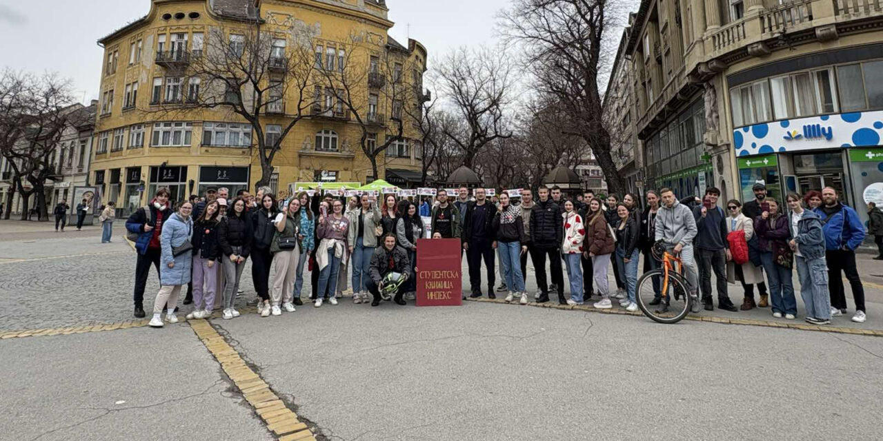 Standokat állítottak fel a haladók Szabadka központjában, velük szemben tüntetnek az egyetemisták (Videó)