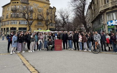 Standokat állítottak fel a haladók Szabadka központjában, velük szemben tüntetnek az egyetemisták (Videó)