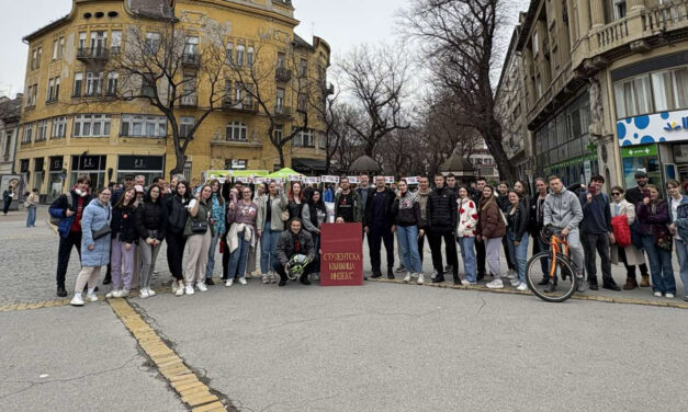 Standokat állítottak fel a haladók Szabadka központjában, velük szemben tüntetnek az egyetemisták (Videó)