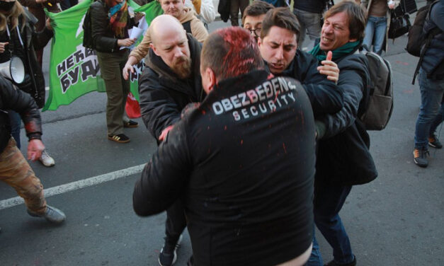 Büntetőfeljelentést tettek a belgrádi képviselő-testületnél polgárokra támadó biztonsági őrök ellen