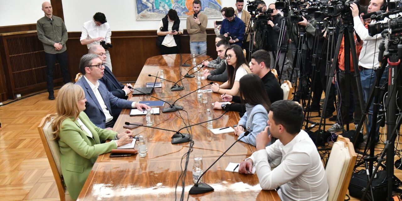 Vučić megkérte a Pionír parkban állomásozó „egyetemistákat”, hogy szombaton menjenek haza