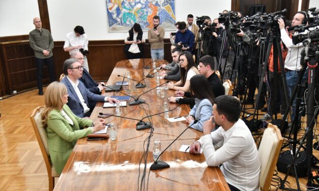 Vučić megkérte a Pionír parkban állomásozó „egyetemistákat”, hogy szombaton menjenek haza