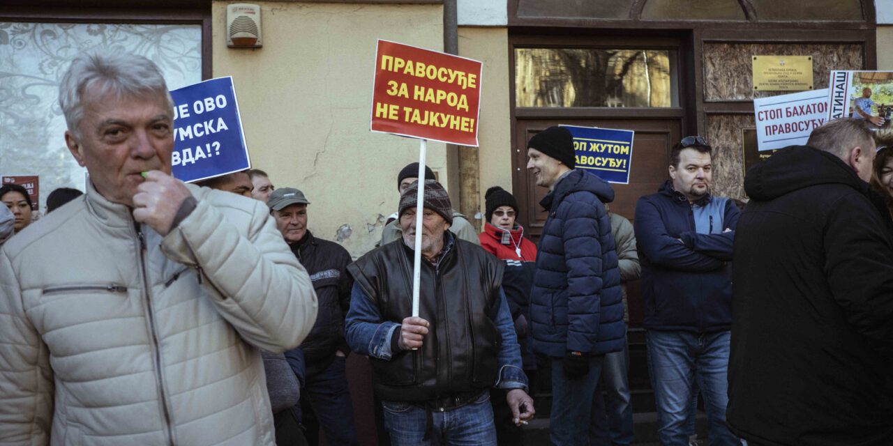 Haladópárti tüntetés a zentai bíróságnál (fotók+videó)