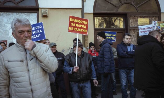 Haladópárti tüntetés a zentai bíróságnál (fotók+videó)
