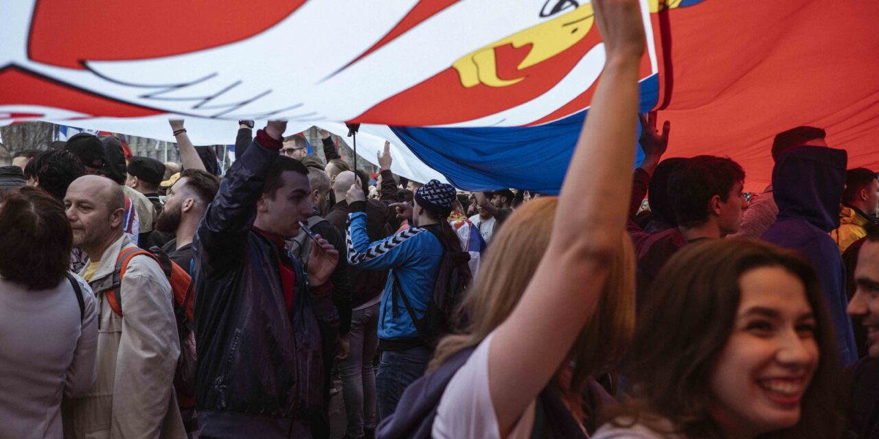 Így szakadt meg a 15 perc csend, hangágyút vethetett be a hatalom? (Videóval)