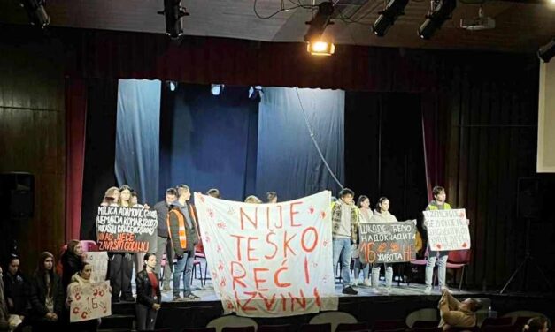 Kudarcba fulladt a blokád alatt lévő Óbecsei Gimnázium szülői értekezlete