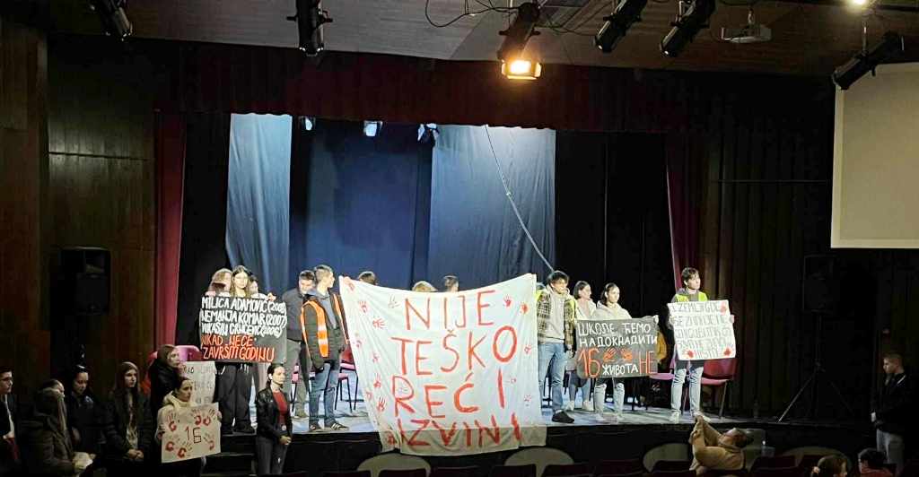 Kudarcba fulladt a blokád alatt lévő Óbecsei Gimnázium szülői értekezlete