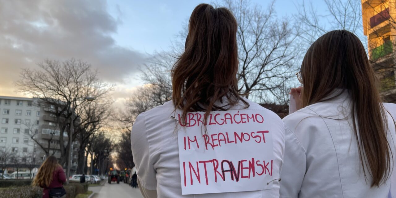 Hétszáz egyetemi tanár lép általános sztrájkba a belgrádi Orvostudományi Karon