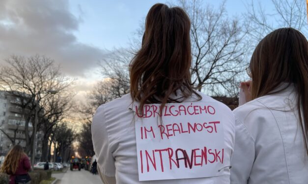 Hétszáz egyetemi tanár lép általános sztrájkba a belgrádi Orvostudományi Karon