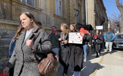 „Hiába fenyegetnek, semmit sem tehetnek, ha összefogunk” Tiltakozó és támogató séta Szabadkán
