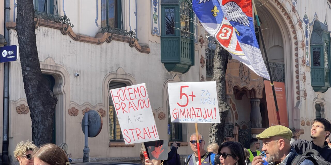 Összefogva tüntetnek a szülők az Oktatási Minisztérium előtt, négy követelésük van