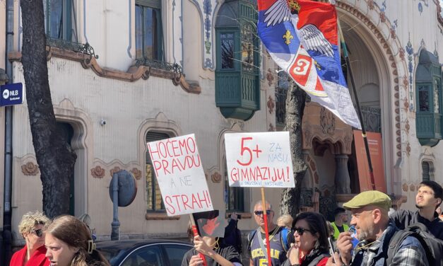 Összefogva tüntetnek a szülők az Oktatási Minisztérium előtt, négy követelésük van