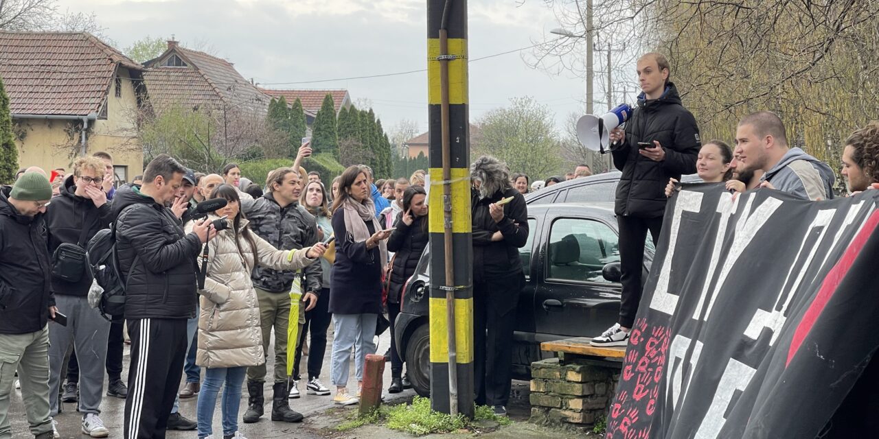 <span class="entry-title-primary">Az egyetemi hallgatók bevonása nélkül, a blokád alatt indítaná újra az oktatást a szabadkai főiskola</span> <span class="entry-subtitle">Online lenne az oktatás, amire az intézménynek nincs engedélye</span>