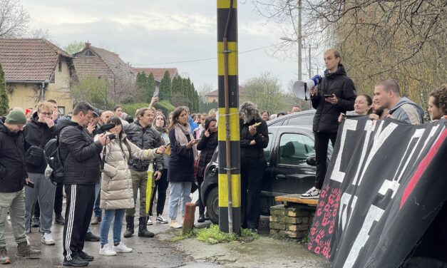 <span class="entry-title-primary">Az egyetemi hallgatók bevonása nélkül, a blokád alatt indítaná újra az oktatást a szabadkai főiskola</span> <span class="entry-subtitle">Online lenne az oktatás, amire az intézménynek nincs engedélye</span>