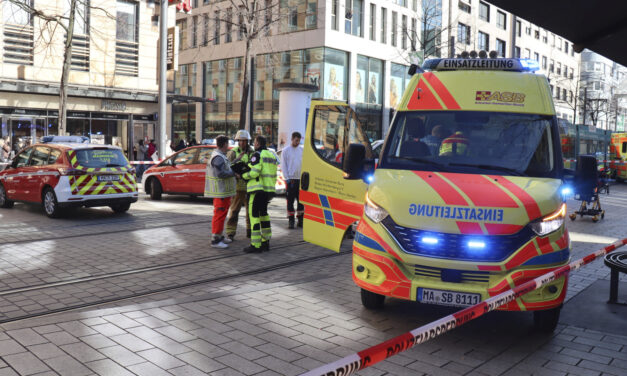 Tömegbe hajtott egy autó Mannheimben