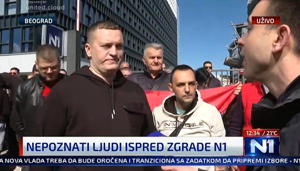 Száz fős csoport blokád alá vette az N1 szerkesztőségét