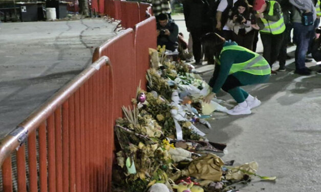 Tűzijátékkal várták a szabadkai egyetemistákat, együtt mentek koszorúzni a vasútállomáshoz (Videó)