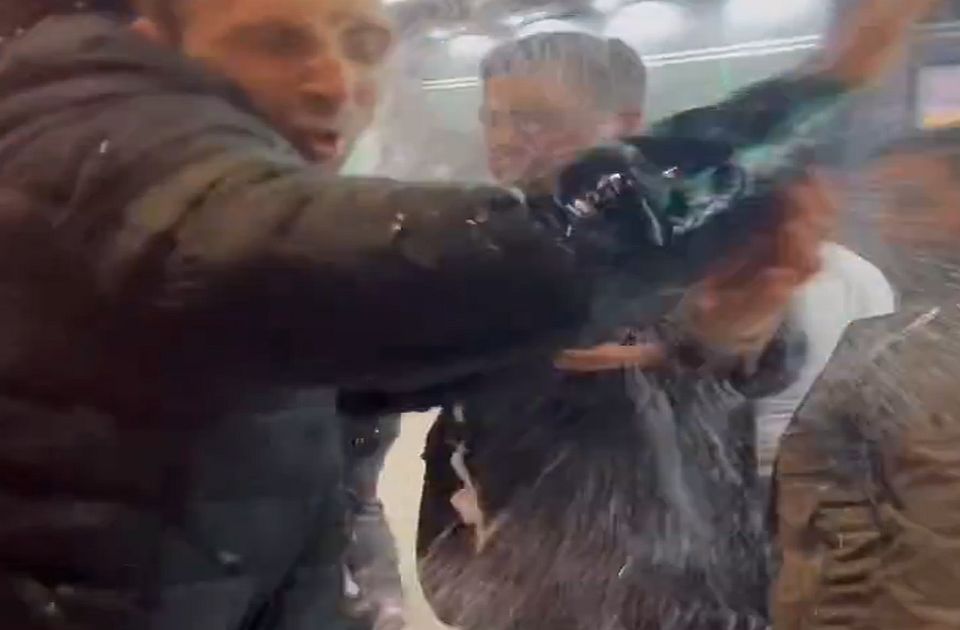 Tojásokkal dobálták meg és vízzel locsolták le a haladópárti polgármestert (Videó)