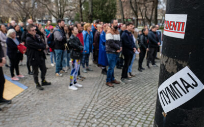 „Senki sem tette úgy tönkre a várost, ahogy az a véres kezű SNS-VMSZ koalíciónak sikerült” Tiltakozások Zentán