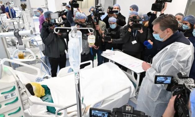 A családtagok nem, Vučić tucatnyi újságíróval viszont bemehetett a diszkótűz sérültjeihez