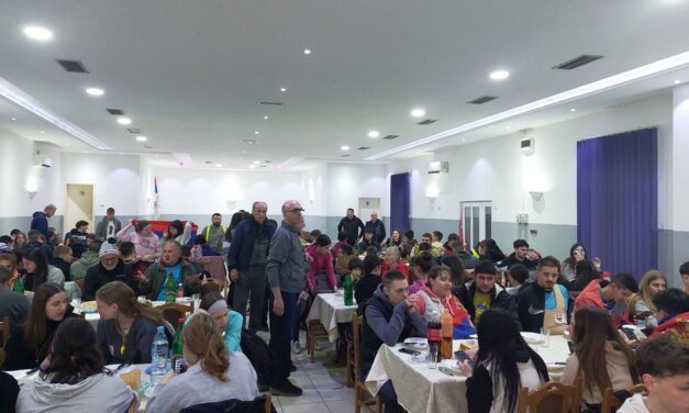 Folytatják útjukat a Nagybecskerekről Óbecsére gyalogló diákok (Videó)