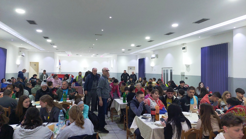 Folytatják útjukat a Nagybecskerekről Óbecsére gyalogló diákok (Videó)